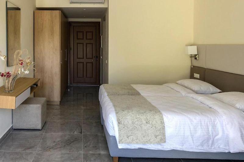 Athina Hotel Agios Georgios Pagon Bilik gambar